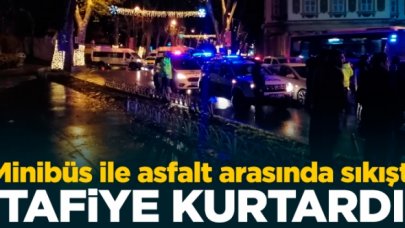 Asfalt ve minibüs arasına sıkışan sürücüyü itfaiye kurardı