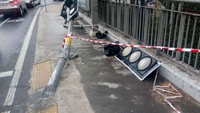 Üsküdar'da servis aracı elektrik direğine çarptı