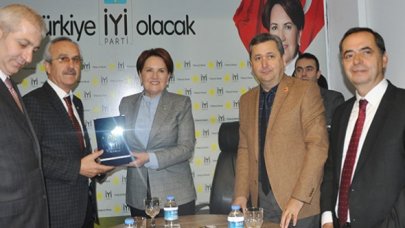 Akşener, Antalya'da muhtarlarla buluştu