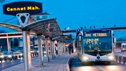 Cennet Mahallesi'nde arızalanan metrobüs ulaşımı engelledi