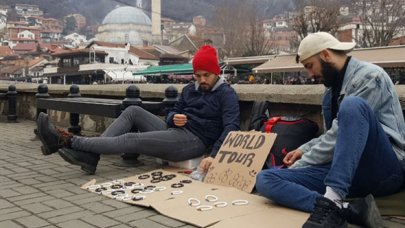 İki kardeş otostopla Balkanları geziyor