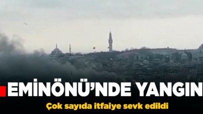 Eminönü'nde iş yerinin çatısı yandı