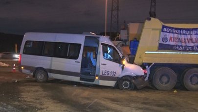 Servis minibüsü kar küreme aracına çarptı: 1 yaralı