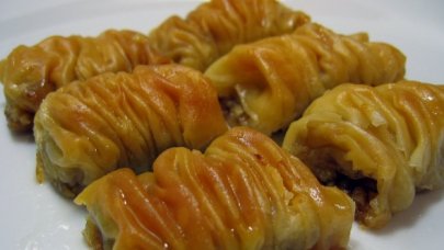 Gelinim Mutfakta Cevizli Büzme Baklavası (Büzme tatlısı) tarifi, malzemeleri ve yapılışı