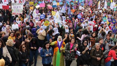 Kadınlar dünya kadınlar günü için Kadıköy'de toplandı