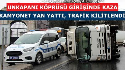 Unkapanı Köprüsü girişinde kaza: Kamyonet yan yattı, trafik kilitlendi