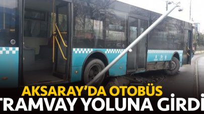 Otobüs refüje çıkıp mobese direğine çarptı, tramvay yoluna girdi!