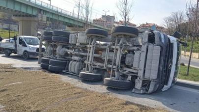 Beton mikseri devrildi, yol trafiğe kapandı