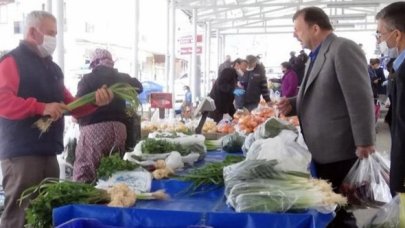 İl Sağlık Müdürü pazara maskesiz çıktı