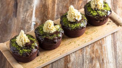 Gelinim Mutfakta Çikolatalı Dev Cupcake tarifi, malzemeleri ve yapılışı