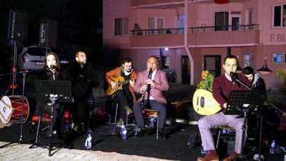 Tekirdağ'da, sokağa çıkamayanlara konser verdiler