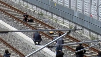 "Çantamda bomba var" dedi, Marmaray'ın raylarına oturdu