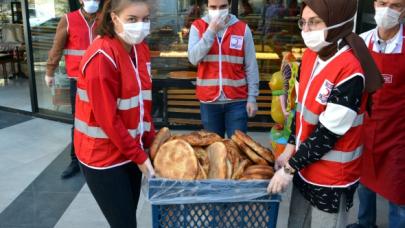 Türk Kızılayı  pidesi dağıttı