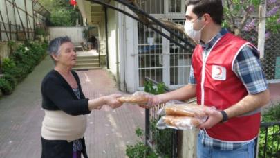 Türk Kızılayı Kadıköy'de Ramazan pidesi dağıttı