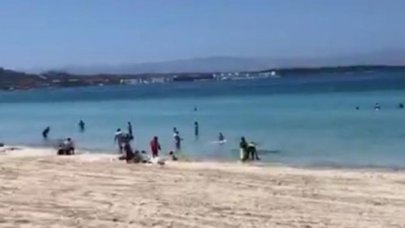 Çeşme'de çocuklar 4 saatlik izinde denize girip serinledi