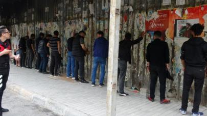 Beyoğlu'nda 13 kişilik arkadaş grubu birlikte gezince polise yakalandı