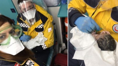 Hastaneye götürülürken, ambulansta doğum yaptı