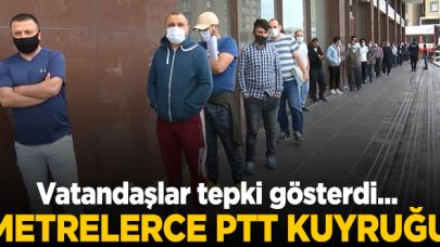 Esenyurt'taki PTT önünde metrelerce kuyruk