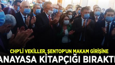 CHP'li vekiller, TBMM Başkanı Şentop'un makam girişine Anayasa kitapçığı bıraktı