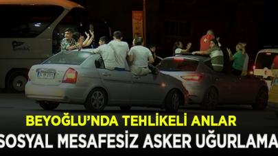 Beyoğlu'nda asker uğurladılar; sosyal mesafeyi hiçe saydılar!