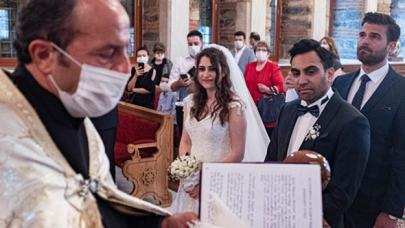 Sosyal mesafeli ilk kilise düğünü yapıldı