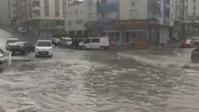 Arnavutköy'ü sağanak vurdu! Yollar göle döndü