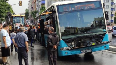 Bağcılar'da yol çöktü; otobüsün lastiği çukura düştü