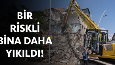 Büyükçekmece'de bir riskli bina daha yıkıldı