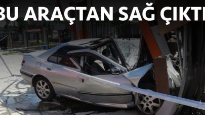 Sancaktepe'de hurdaya dönen araçtan sağ çıktı