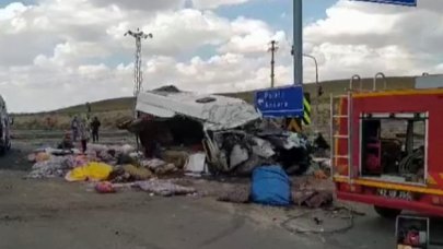 Tarım işçilerini taşıyan minibüs ile TIR çarpıştı: 6 ölü