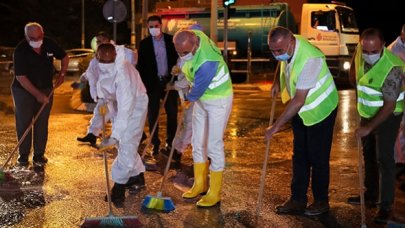 Ümraniye Belediye Başkanı İsmet Yıldırım fırça ile sokakları yıkadı