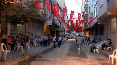 Bağcılar'da şehit olan polisin sokağına Türk Bayrağı asıldı