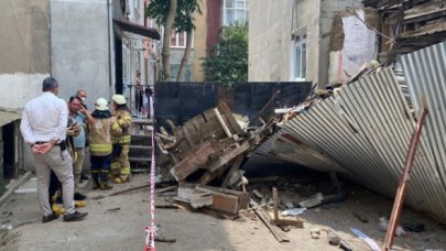 Üsküdar'da 2 katlı ahşap binada çökme