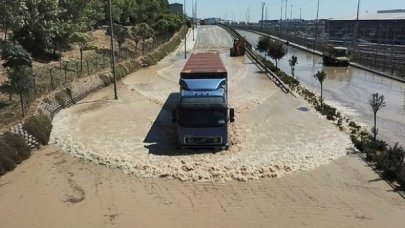 Halkalı'da su borusu patladı; cadde göle döndü