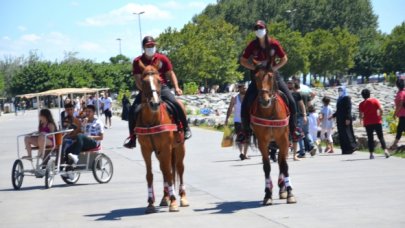 Atlı polisler devriye attı