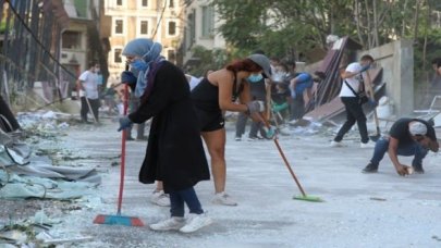 Beyrut halkı temizlik için sokaklarda