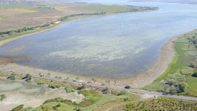 Büyükçekmece Gölü'nde su seviyesi düştü; son durum havadan fotoğraflandı