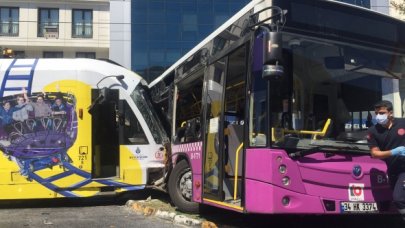 Tramvay dönüş yapmakta olan halk otobüsüne çarptı: Yaralılar var