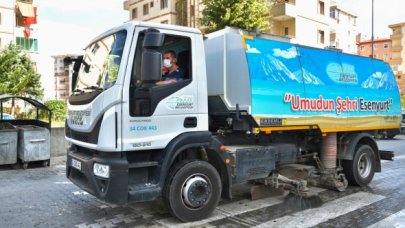 Esenyurt'ta sokak ve caddeler yıkanarak dezenfekte ediliyor