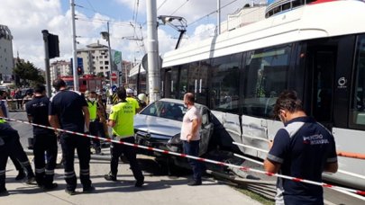 Güngören'de tramvayla otomobil çarpıştı