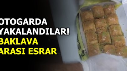 Baklavanın arasından esrar çıktı! Otogarda yakalandılar...