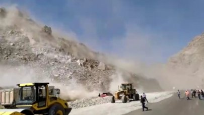 Hakkari-Van karayolunda heyelan