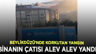 Beylikdüzü'nde binanın çatısı alev alev yandı! İtfaiye ekiplerinin müdahalesi sürüyor