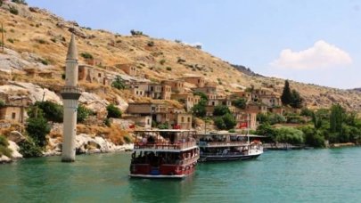 Şanlıurfa Halfeti'de tur teknesi battı