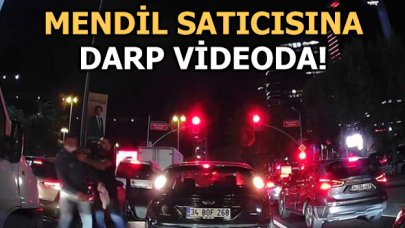 Kırmızı ışıkta mendil satan satıcıya darp!