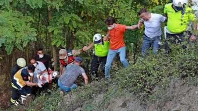 Araç kanala düştü; yaralılar için insan zinciri oluşturuldu