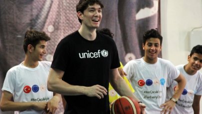 UNICEF'in 'Ulusal İyi Niyet Elçisi' Cedi Osman oldu