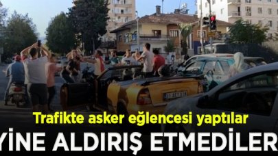 Yolu kapatıp trafikte asker eğlencesi yaptılar!