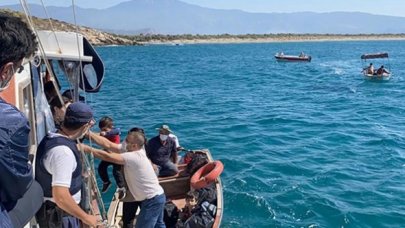 Muğla açıklarında tekneleri bozulan 150 göçmen kurtarıldı