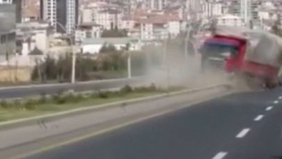 Freni boşalan kamyonun trafikte 2 kilometre geri gitmesi kamerada